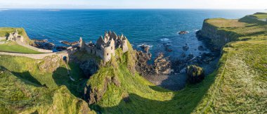 Kuzey İrlanda, İngiltere'de Dunluce kalesi kalıntıları ediyor