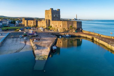 Belfast yakınlarındaki Carrickfergus 'ta Norman Kalesi ve Marina 