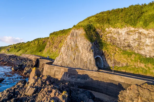 Route côtière avec tunnel, Irlande du Nord, Royaume-Uni — Photo