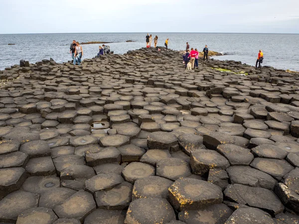 Des touristes visitent la Chaussée des Géants en Irlande du Nord — Photo