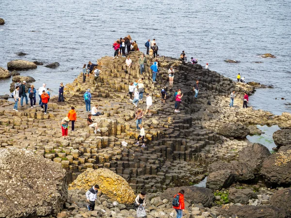 Touristes visitant la Chaussée des Géants en Irlande du Nord — Photo
