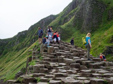 Kuzey İrlanda'da Giant s Causeway ziyaret Eden Turistler