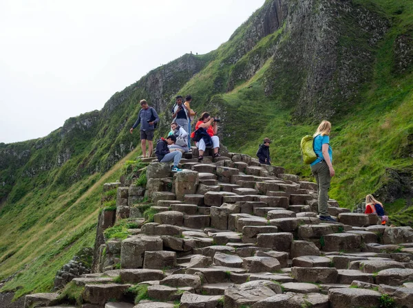 Turistas que visitan la Calzada de los Gigantes en Irlanda del Norte — Foto de Stock