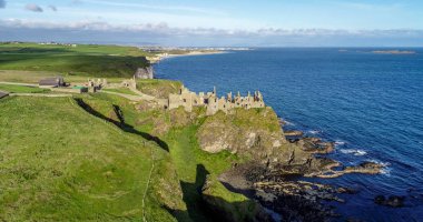 Kuzey İrlanda, İngiltere'de Dunluce kalesi kalıntıları ediyor