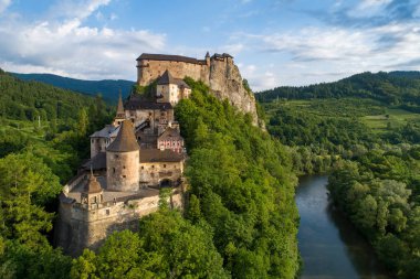 Slovakya 'da Orava Kalesi. Güneşin doğuşunda havadan görünüm