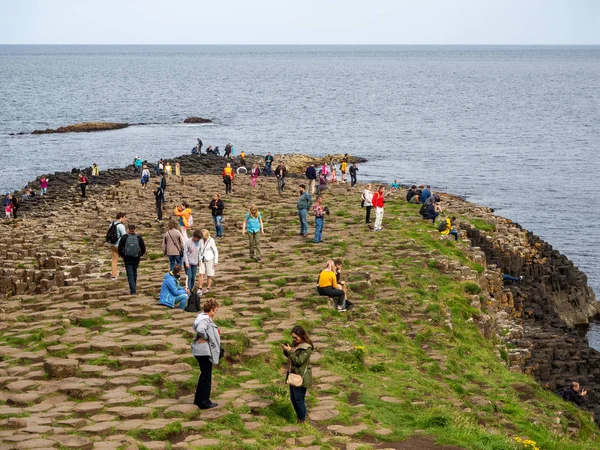 Туристы, посетившие дамбу Гигантских Индонезийцев в Северной Ирландии — стоковое фото