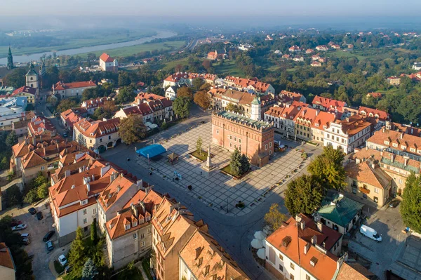 Sandomierz, staré město, Polsko. Letecká trať při východu slunce — Stock fotografie