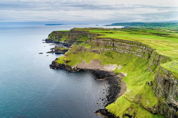 北爱尔兰大西洋海岸的悬崖，英国 — 图库照片