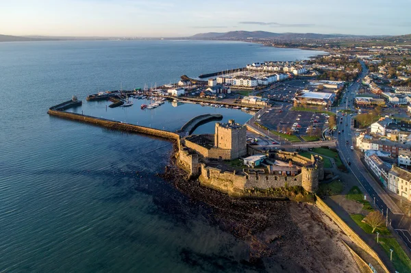 Carrickfergus Taki Ortaçağ Norman Kalesi Gün Doğumunda Belfast Lough Marinalı — Stok fotoğraf