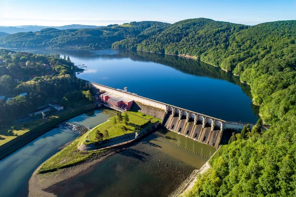 Polonya 'nın Dunajec Nehri' ndeki Roznow barajı, göl ve hidroelektrik santrali. Hava görüntüsü. Baharın erken saatlerinde