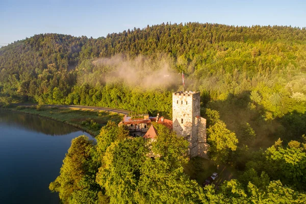 Orta Çağ Tropsztyn Kalesi Polonya Dunajec Nehrinin Kıyısında Gün Doğumunda — Stok fotoğraf