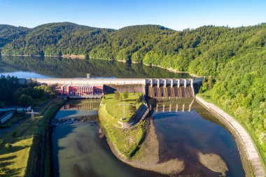 Polonya 'nın Dunajec Nehri' ndeki Roznow barajı, göl ve hidroelektrik santrali. Hava görüntüsü. Baharın erken saatlerinde