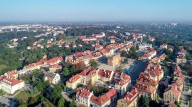 Sandomierz eski şehir, Polonya. Pazar meydanı, Gotik belediye binası saat kulesi, Rönesans tavan arası ve Aziz Mary heykeli. Polonya 'nın en eski kasabalarından biri. Hava 4K, gün doğumunda videoya yaklaşıyor.