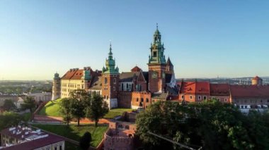 Tarihi Wawel Katedrali ve Kalesi ve Polonya 'nın Krakow şehrinde. Gün doğumunda havadan 4K video, yazın erken saatlerinde.