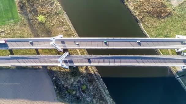 ポーランドのクラクフにあるヴィスワ川に架かる新しい近代的な2本のケーブル ステートメント橋 上からの空中4Kビデオ クラクフ周辺の環状道路の一部 — ストック動画