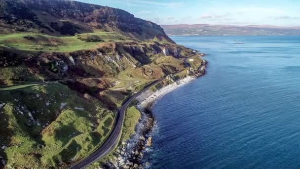 北爱尔兰 大西洋沿岸有悬崖 铜锣湾近岸路线 又名昂立克岸道 欧洲风景最优美的沿海公路之一 Aerial Video — 图库视频影像