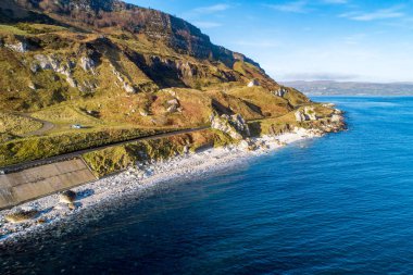 Kuzey İrlanda 'nın doğu kıyısı ve Causeway Coastal Route namı diğer Antrim Coast Road A2. Avrupa 'nın en manzaralı kıyı yollarından biri. Kışın hava manzarası