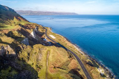 Kuzey İrlanda 'nın doğu kıyısı ve Causeway Coastal Route namı diğer Antrim Coast Road A2. Avrupa 'nın en manzaralı kıyı yollarından biri. Kışın hava manzarası