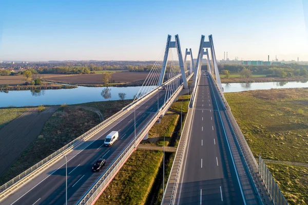 Νέο Σύγχρονο Διπλό Καλώδιο Έμεινε Γέφυρα Ευρεία Τριών Λωρίδων Δρόμους — Φωτογραφία Αρχείου