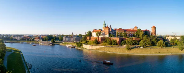 波兰克拉科夫 日落时的广阔的空中全景 有皇家瓦维尔城堡和大教堂 维斯瓦河两岸 旅游船 长廊和行人 — 图库照片