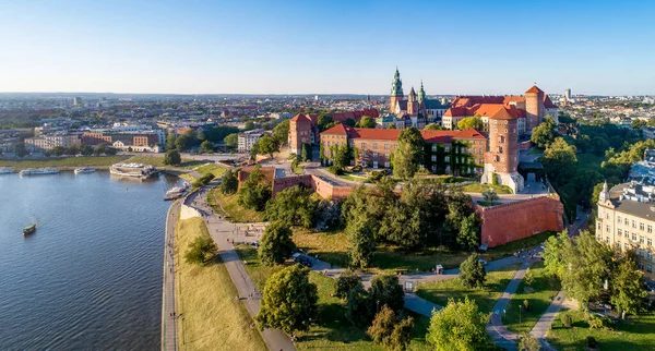 Краков Польша Широкая Воздушная Панорама Закате Королевским Вавельским Замком Собором — стоковое фото