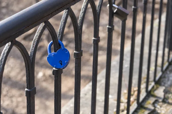 Castelo Azul Cerca Ponte Como Símbolo Amor Chave Jogada Lago — Fotografia de Stock