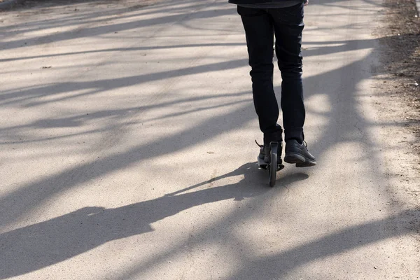 スクーターの少年の自転車道を走る乗り物 — ストック写真