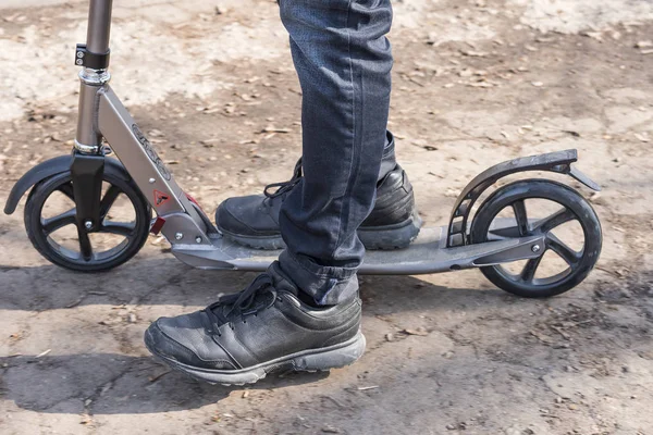 Der Junge Auf Dem Roller Fährt Die Straße Entlang Der — Stockfoto