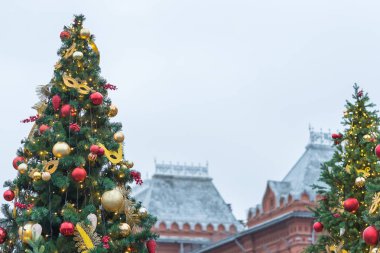 Yeni yıl topları ve şeritler, Moskova Kremlin zemin karşı Noel ağaçları süslenmiş