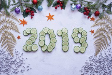 Yeni yıl kolaj, sağlıklı yaşam, salatalık, çam dalları, geleneksel Noel tatili rakamlar.