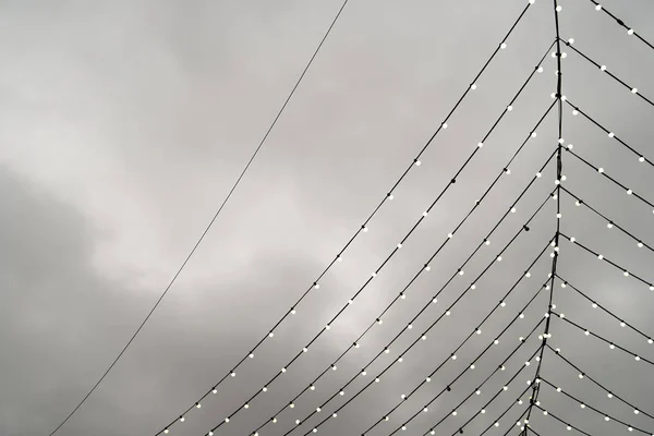 Soyutlama Elektrik Gökyüzüne Karşı Web Teller Siyah Beyaz Fotoğraf Çelenk — Stok fotoğraf