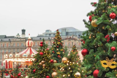 Yeni yıl topları ve şeritler, Moskova Kremlin zemin karşı Noel ağaçları süslenmiş