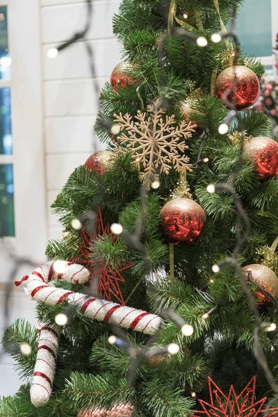 Albero Natale Decorato Con Palle Nastri Regali Capodanno — Foto Stock