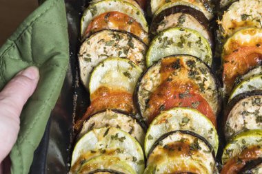 ratatouille vejetaryen tabağı, pişmiş sebze bir fırın tepsi