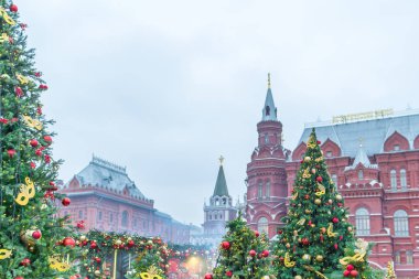 Yeni yıl topları ve şeritler, Moskova Kremlin zemin karşı Noel ağaçları süslenmiş