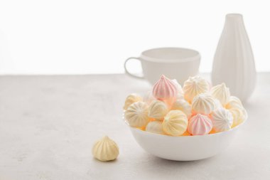 tatlı lokum Kupası, lezzetli tatlı, beyaz zemin üzerine vazo