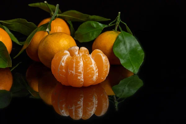 Orangene Mandarinen Mit Blättern Auf Schwarzem Hintergrund Neujahr Und Weihnachten — Stockfoto