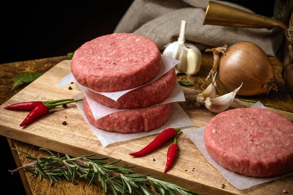 Hamburger Crudo Manzo Barbecue Tradizionale Nature Morte Con Verdure Carne — Foto Stock
