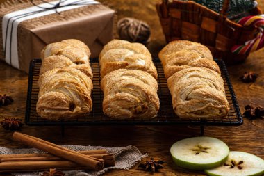 sıcak pasta, elma strudel bir kafes, yeni yıl ve Noel, gelenekleri ve hediyeler, rustik tarzı