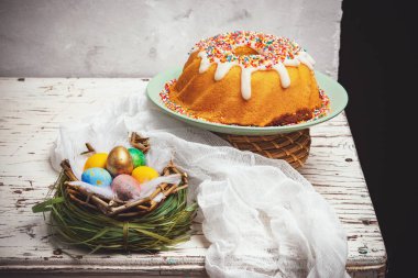 yumurta Paskalya Hıristiyan bir yuvada renkli tatil cupcake, geleneksel tatil