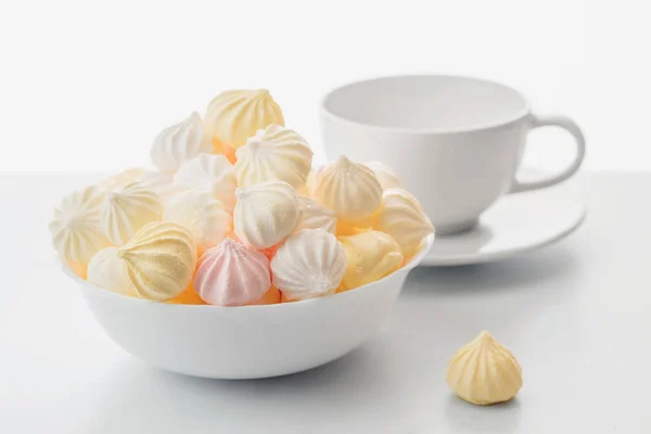 Doce Marshmallows Uma Xícara Deliciosa Sobremesa Fundo Branco — Fotografia de Stock