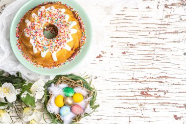 yumurta Paskalya Hıristiyan bir yuvada renkli tatil cupcake, geleneksel tatil