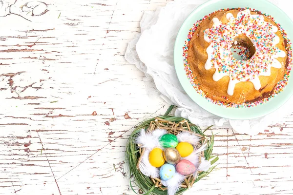 Праздничный Кекс Цветные Яйца Гнезде Пасхальный Христианский Традиционный Праздник — стоковое фото