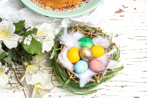 Праздничный Кекс Цветные Яйца Гнезде Пасхальный Христианский Традиционный Праздник — стоковое фото