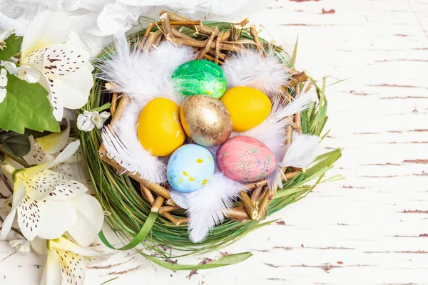 Окрашенные Яйца Гнездо Пасхальный Христианский Традиционный Праздник Католический — стоковое фото