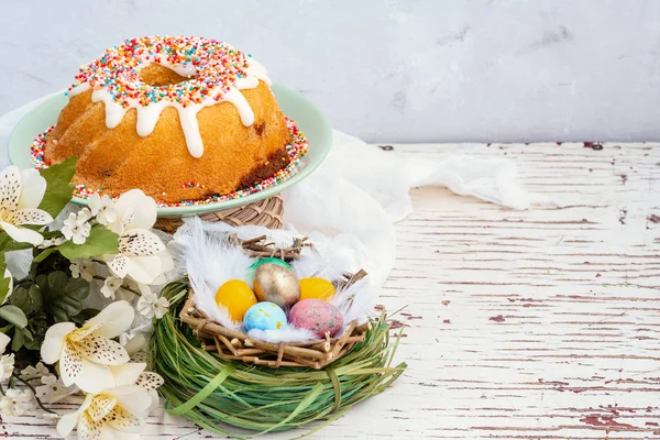Праздничный кекс, цветные яйца в гнезде, Пасхальный христианский промысел — стоковое фото