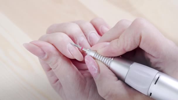Kobieta Robi Manicure Sprzętu Frez Skórek Przetwarzania — Wideo stockowe