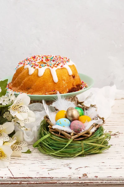 Праздничный кекс, цветные яйца в гнезде, Пасхальный христианский промысел — стоковое фото