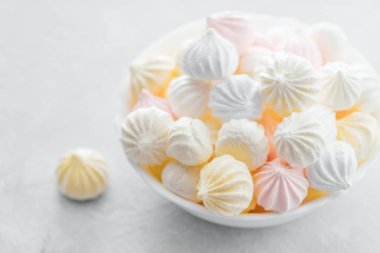 bir fincan tatlı marshmallow, lezzetli tatlı, beyaz bir backg üzerinde