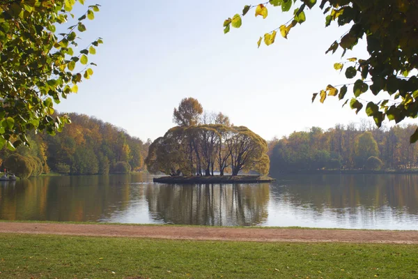 Großer Teich mit Insel, Stadtpark Zaritsyno, Jahreszeit Herbst — Stockfoto